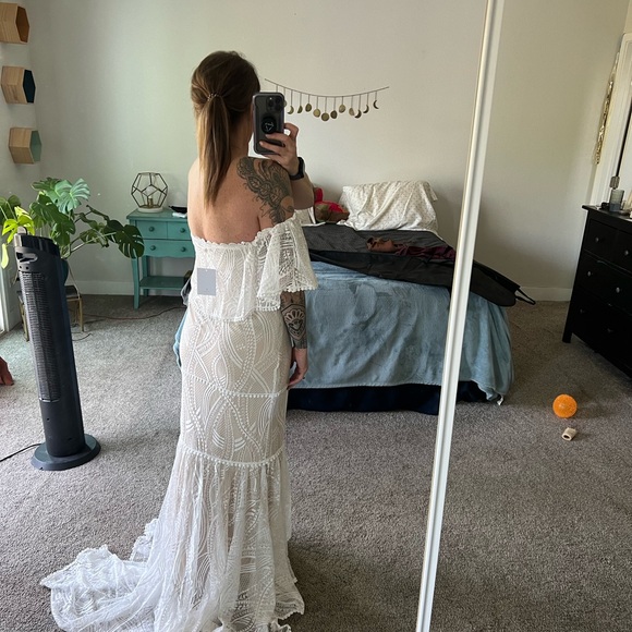 BRAND NEW WITH TAGS Off the shoulder Wedding Gown - Picture 6 of 12